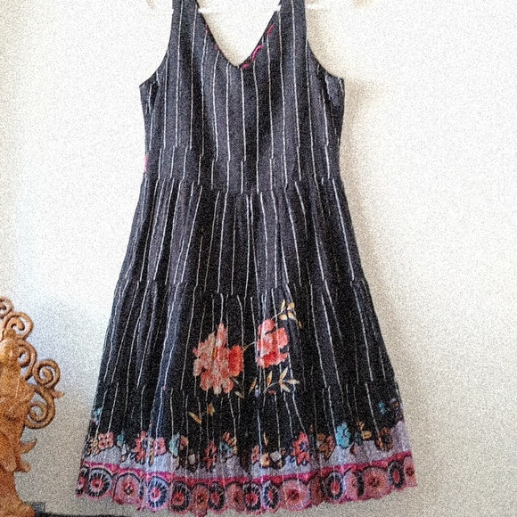 Chic Floral Black Midi Dress - Picture 4 of 5